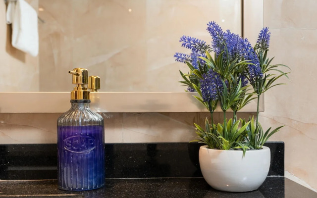 Whitesage - Elite Apartment With Balcony Near Metro Station