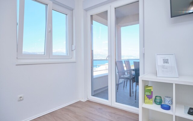 Queen's Lodge Mastrinka by Litto