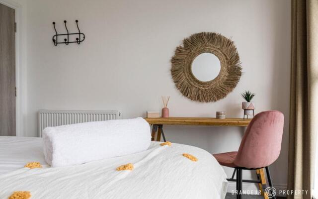 BOURNECOAST - STYLISH FLAT with SEA GLIMPSES - FM8406