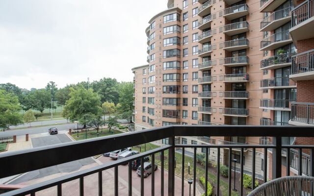 Modern & Charming Apt With Rooftop