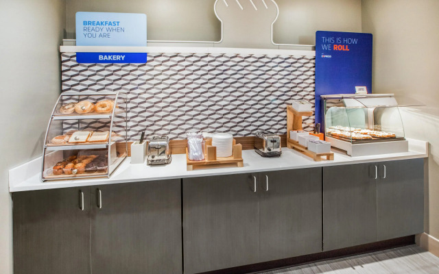 Holiday Inn Express & Suites Jacksonville - Town Center by IHG