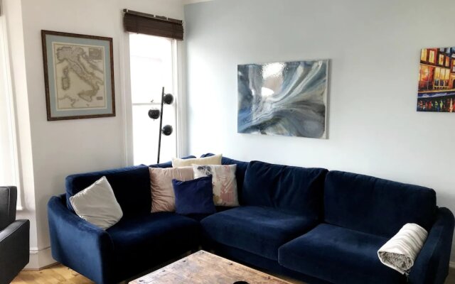 Stylish 2 Bedroom Apartment in Fulham With a Garden Terrace