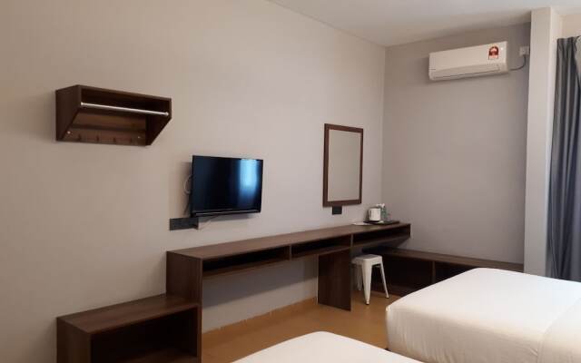 OYO 89443 Lumut Hotel