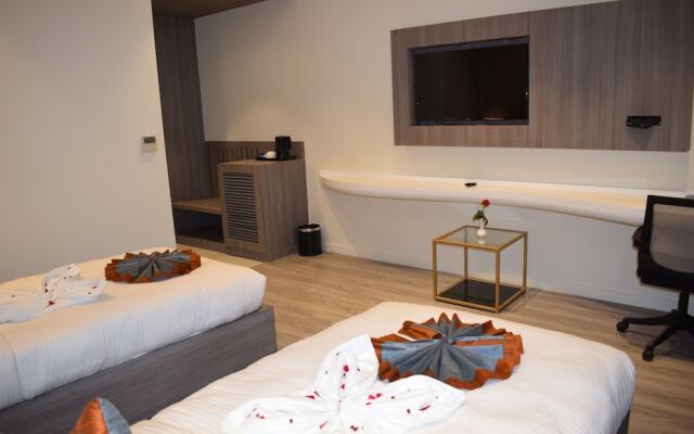 Hotel Deep Clarks Inn Lucknow