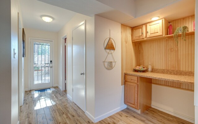 Pet-friendly Houston Townhome: 14 Mi to Downtown!