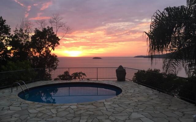 Pineapples Ubatuba | Mansion overlooking the sea