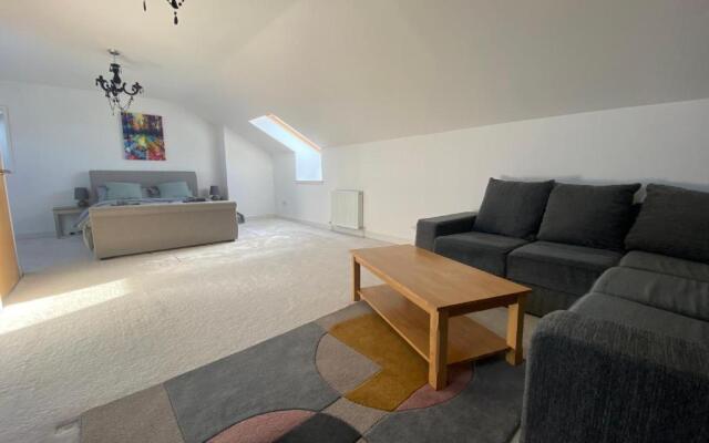 The Duplex Nairn- Spacious 3 Bedroom with sunny balcony