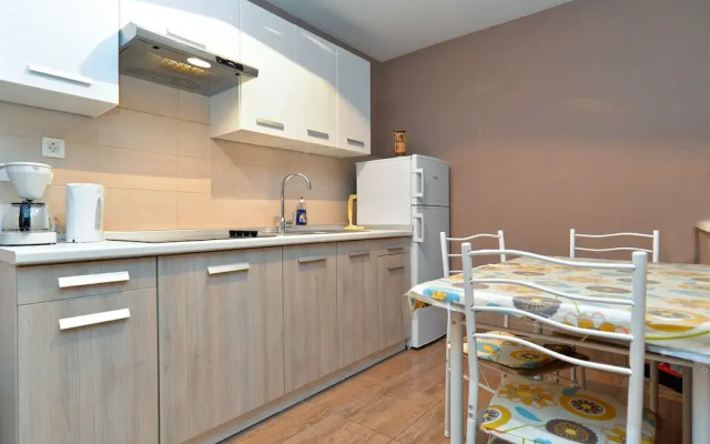 Apartment 877