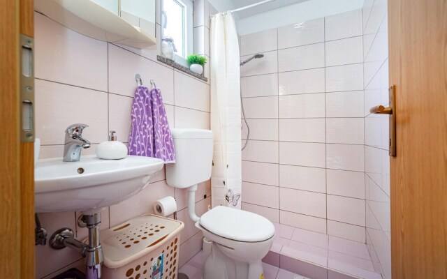 Beautiful Apartment in Posedarje With Wifi and 4 Bedrooms