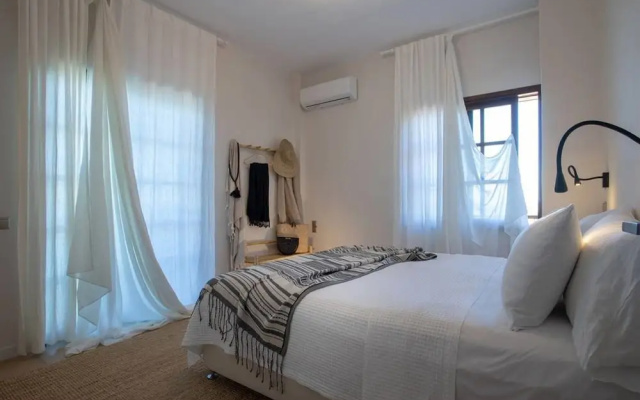Luxury Seaview Apartment, 1min Walk From Beach!