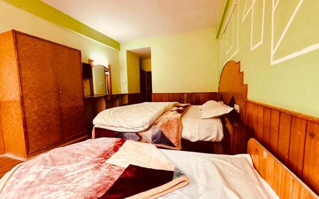 Hotel Daulat - Near Mall Road