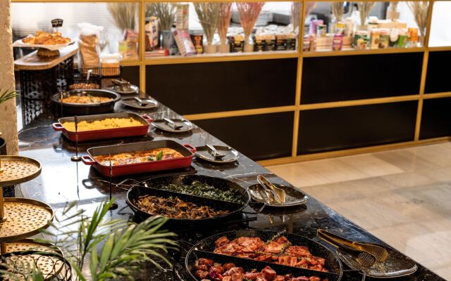 Skylark, Aluma Hotel & Resort