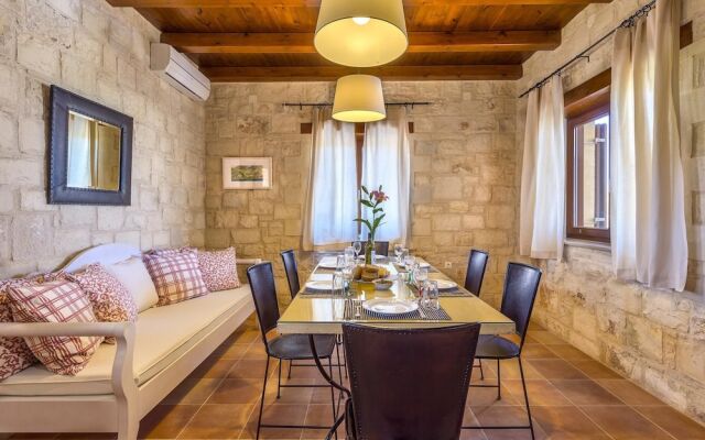 Emerald Villa 70m From the Beach