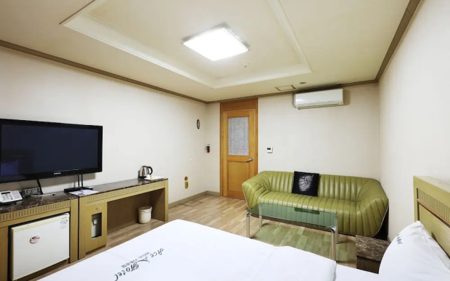 Ace Family Hotel