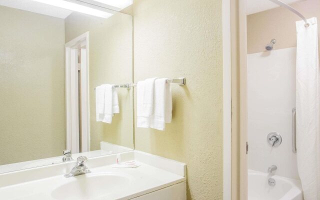 Super 8 By Wyndham Madison East