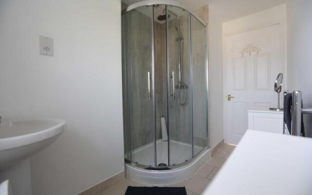 4a Dolphin Close