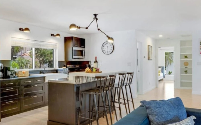 Luxe Lakefront Mansion Waterfront, Pompano Beach