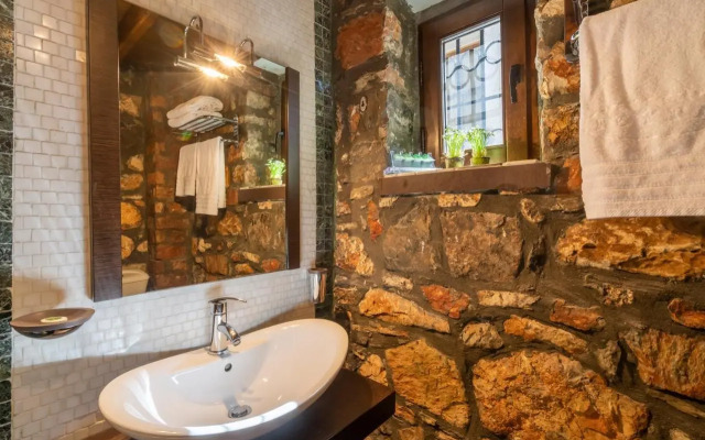 Rouga Mountain Boutique Suites & Spa