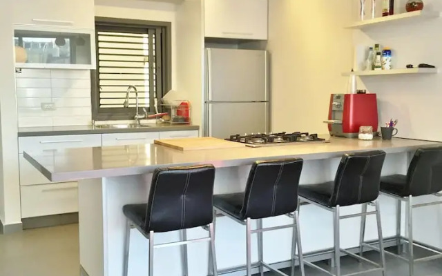 Hilton Beach Stunning Designer 2BR APT