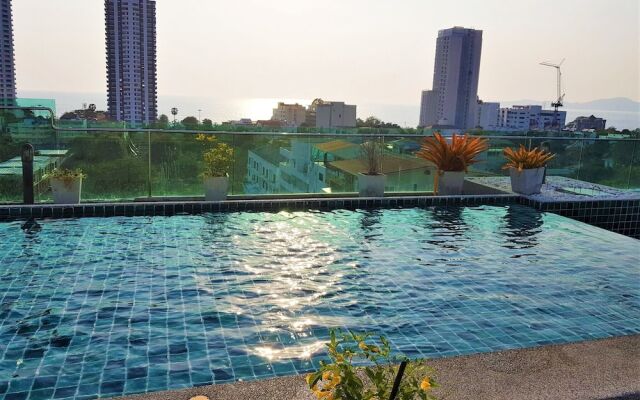 Fantastic Roof top Pool!