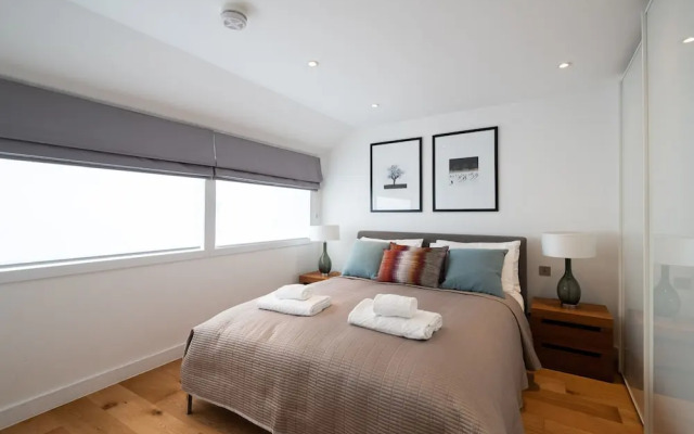 Trendy Queens Park Home Close to Hampstead by Underthedoormat