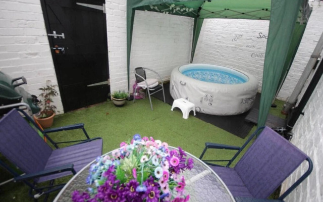 Large 6 bed House With Hot Tub