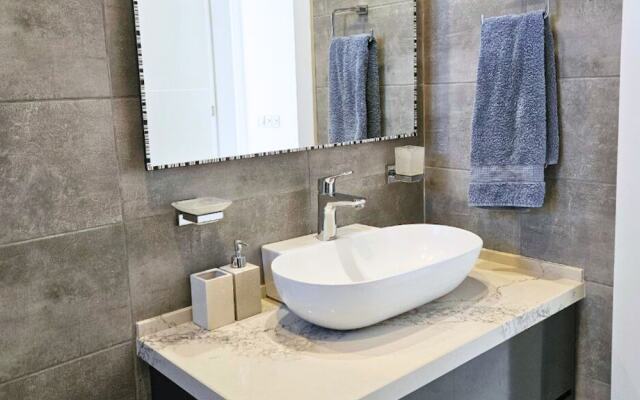 Serene Three-bedroom Retreat in Unforgettable Setting