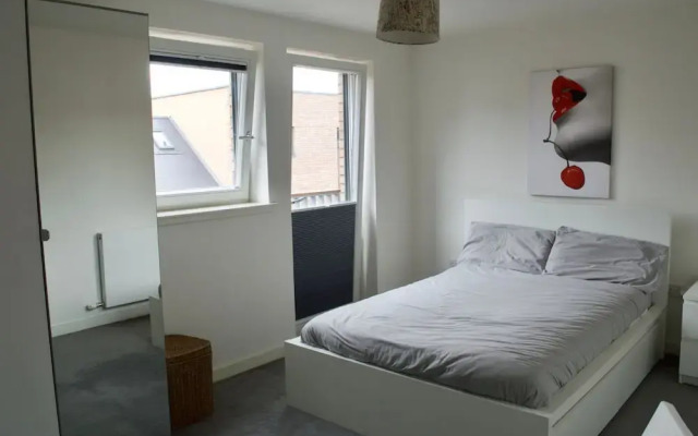 Modern 2 Bedroom Apartment With Parking
