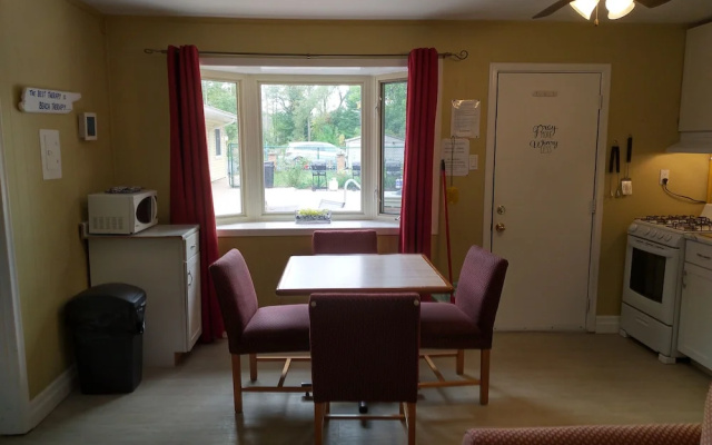 The Pinewood - Adult Getaway by the Lake