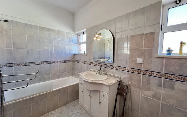 Pêra Stylish Villa With Pool by Homing