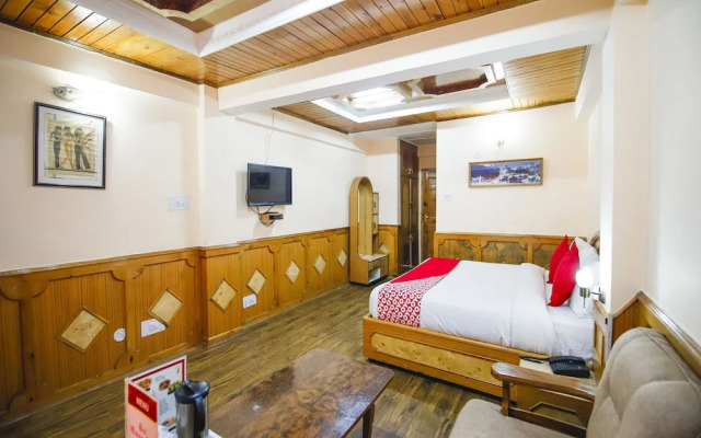 Oyo 18809 Mahamaya Palace