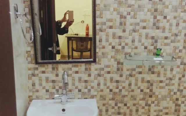 Hotel Crossroad by OYO Rooms