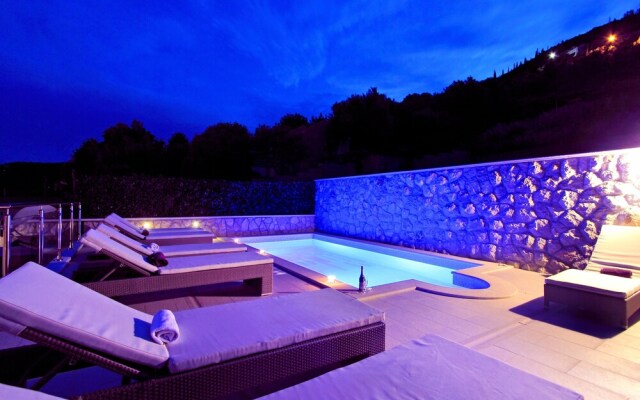 Holiday Home with Private heated Pool, Sea view & Basketball Court