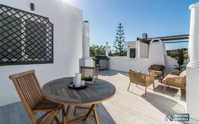 TOP RENOVATED 3-BDRM TOWNHOUSES with POOL, BBQ & ROOFTOP TERRACES