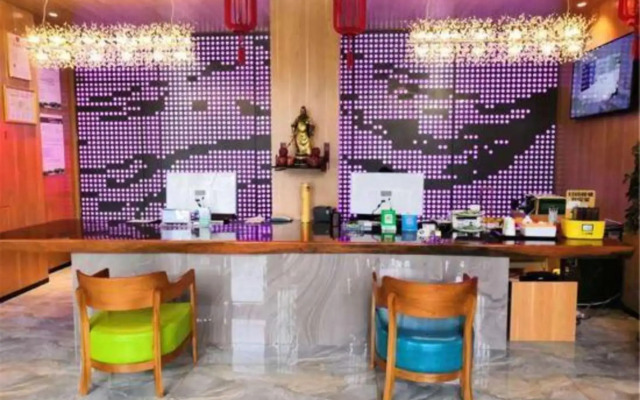 Kee Royal Hotel (Dengzhou Hua Chau Academy Store)