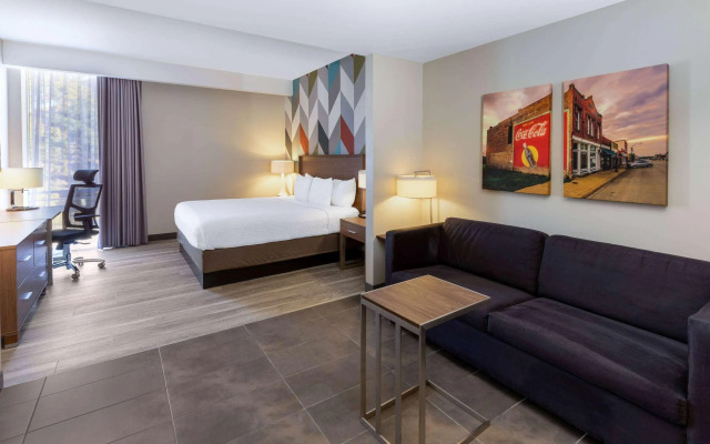 La Quinta Inn and Suites by Wyndham Tulsa Downtown - Route 66
