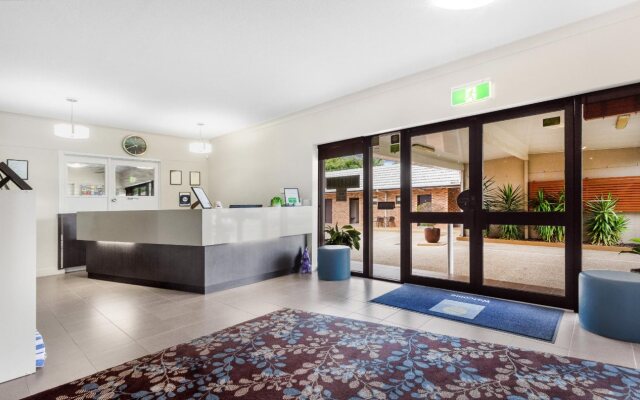Airport Admiralty Motel