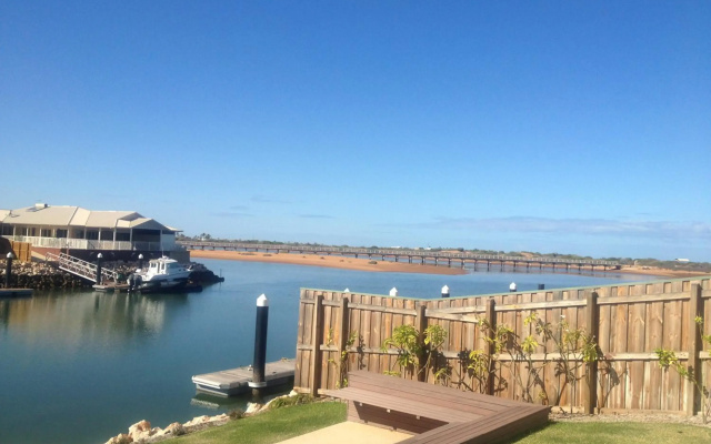 The Carnarvon Luxury Canal Home