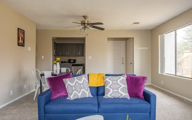 2 Bedroom Apartment w/ Pool, Balcony & WiFi by Frontdesk