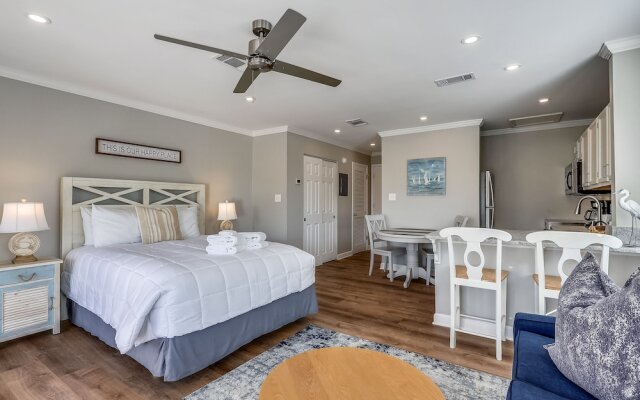 Sandpiper Cove 8208 Studio Bedroom Condo by RedAwning