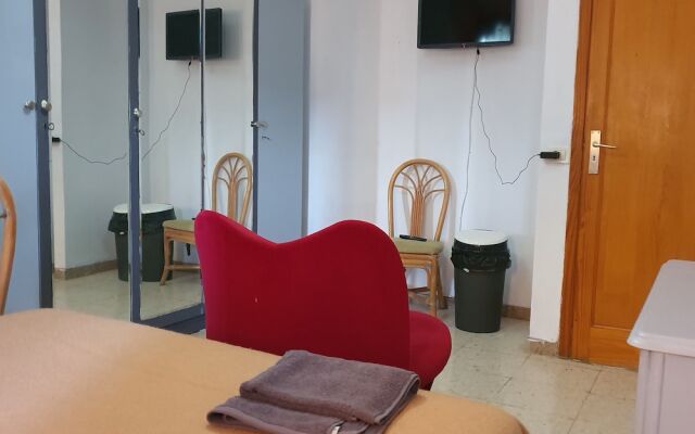 Budget Rooms at Jumbo (15 minutes walk)