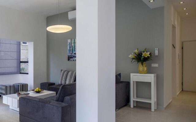 Brilliant 3BR in Shalom Aleichem 27 by HolyGuest