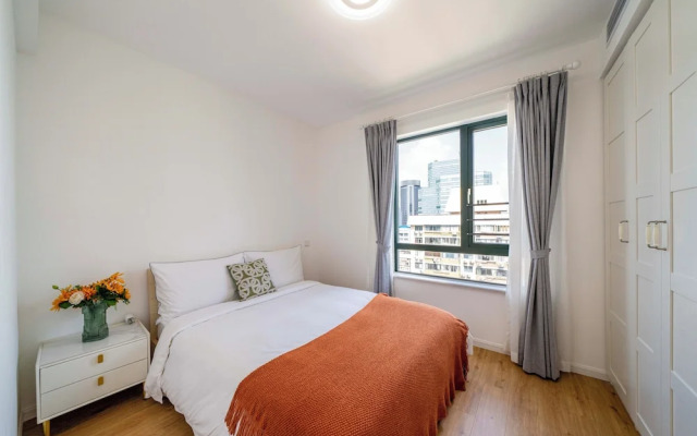 Tyms 4BR 2BA Apt Novel Garden