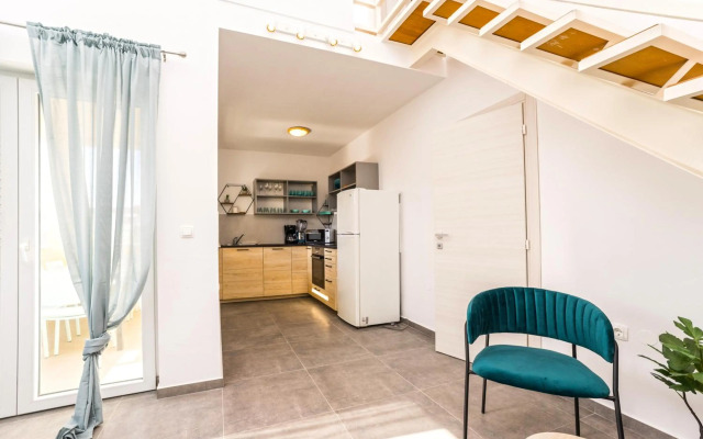 Ocean blue modern apartment for 8