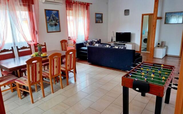 Detached House at Country Side, Fenced Private Garden Ideal for 2 Fam, Wifi