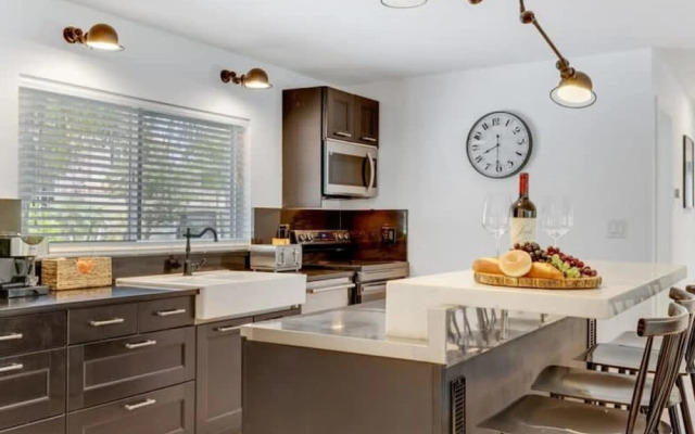 Luxe Lakefront Mansion Waterfront, Pompano Beach