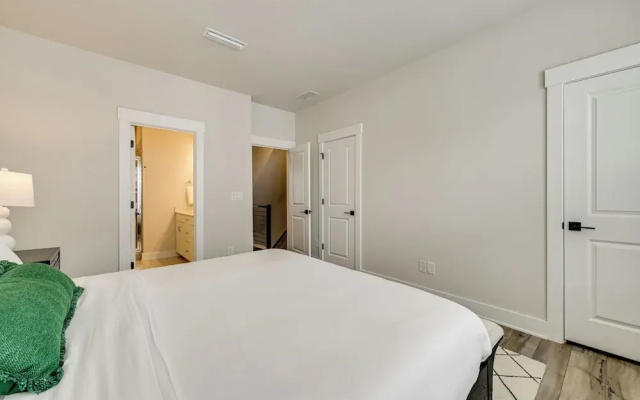 2 Mi to Uptown Charlotte: Family Townhome!