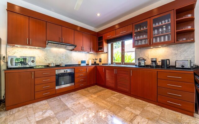 Cozy 3 BR Pool Villa close to Town CV3L