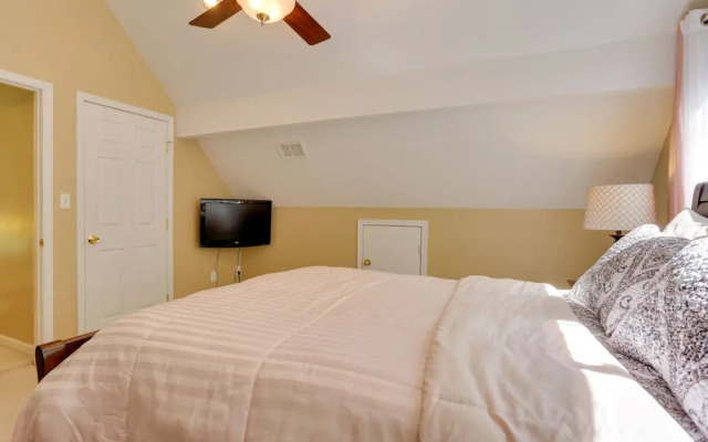 Pools, Hot Tub & More: Bushkill Mountain Getaway!