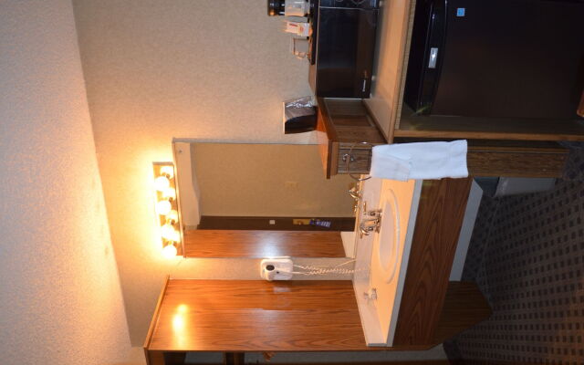 Nampa Inn & Suites